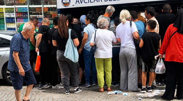 Crowds gathered at the trash container: Those who saw the phone cases lined up.