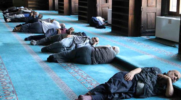 In Diyarbakır, tourists took refuge in mosques to protect themselves from the hot weather