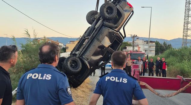 In Balıkesir, a van crashed into a stream; 2 dead, 1 injured