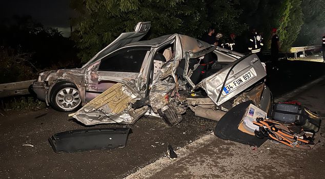 A truck crashed into a car stopped in the emergency lane due to a breakdown; 1 child died, 3 injured