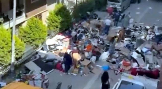 After not receiving rent for 7 months, the landlord, accompanied by a locksmith, entered the apartment and threw the belongings onto the street.