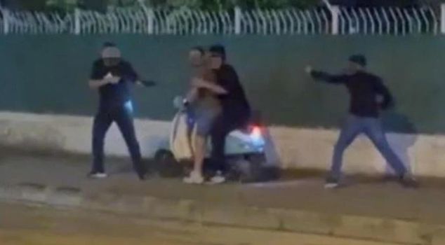 ظهرت لقطات المشاجرة المسلحة التي وقعت أمام قاعة زفاف في ولاية عثمانية.