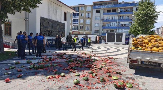 A mobile vendor in Tekirdağ, angered by the municipal police, smashed watermelons in front of the municipality building.