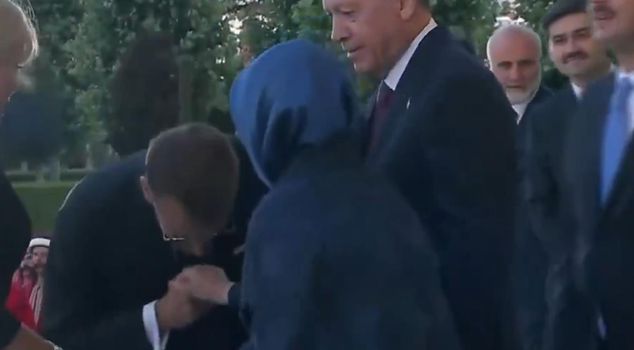 French President Macron tried to kiss Emine Erdogan's hand