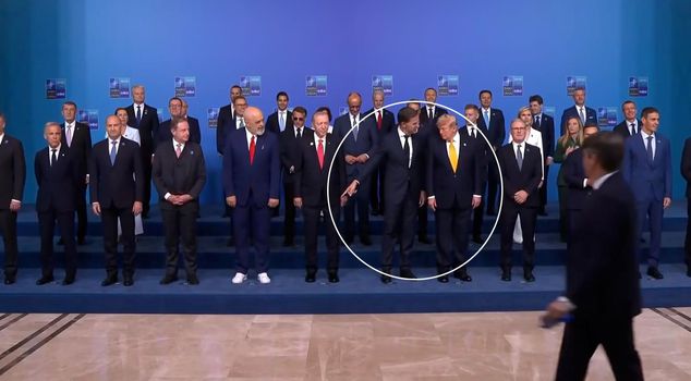 Момент, запечатлённый на семейном фото! Рютте пошутил, а лицо Рамы помрачнело.