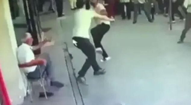 Knife fight between taxi drivers at July 15 Democracy Bus Terminal captured on camera: 2 injured, 1 minor