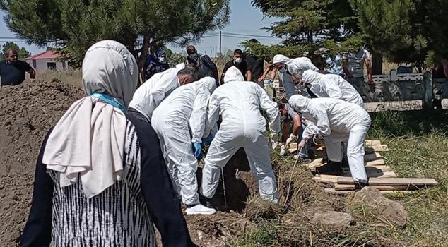 Никого не подпускали к могиле, гроб несли люди в специальной одежде.