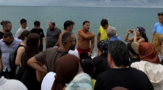 عُثر عليه يستريح على ظهره على سطح الماء بينما كان يُعتقد أنه فُقد في البحر
