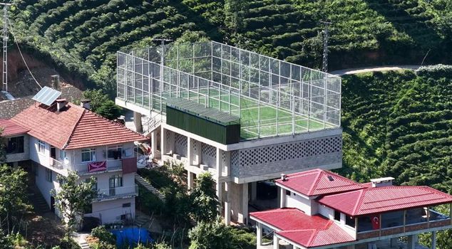A person from Rize who couldn't find a flat area built a football pitch on top of a tea buying station.