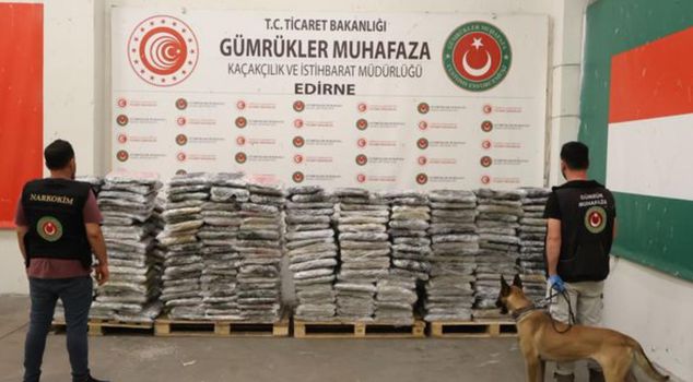 Massive operation at border gate: A full 1 ton 153 kilograms of drugs seized