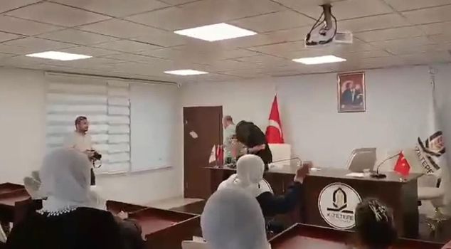 بعد ظهور صوره الفاضحة، استقال من حزب الديمقراطي للشعوب (DEM) رئيس بلدية قزل تبه، إيبك، وتم احتجاجه بالبيض