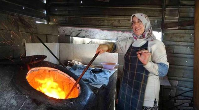 These women deserve appreciation: They earn their living in scorching heat like this.