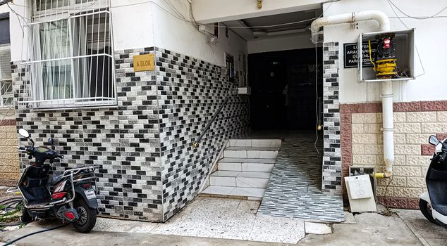 أم طفليه ضربها بمطرقة وقطع حلقها بسكين