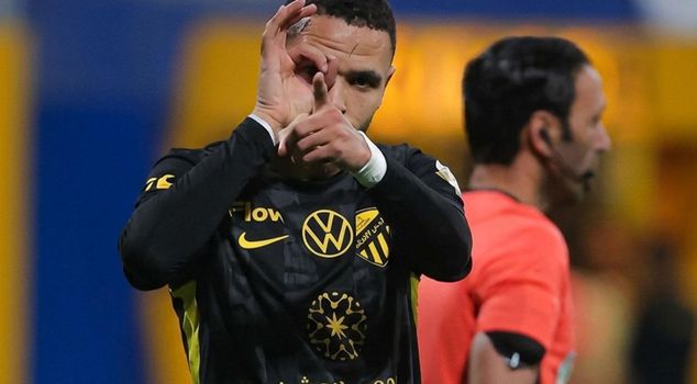 En-Nesyri, who wears the Al Ittihad jersey, is on his way.