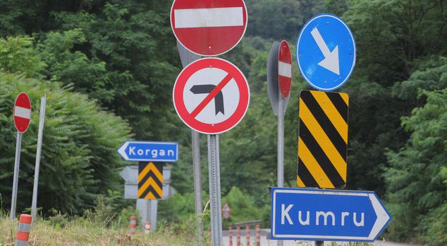 29 signs at the intersection confuse drivers