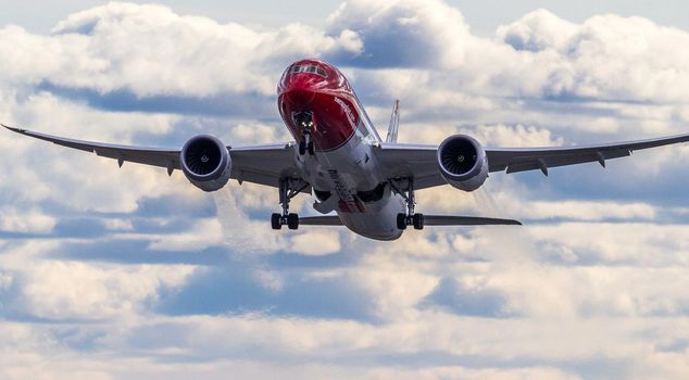 Airlines made a bet! The loser used their rival's logo for 24 hours.