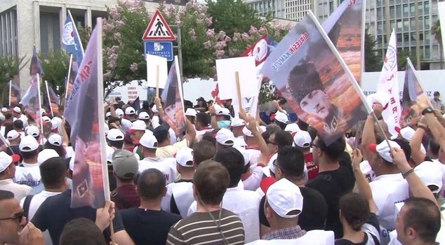 Istanbul Metropolitan Municipality employees are protesting in Saraçhane.