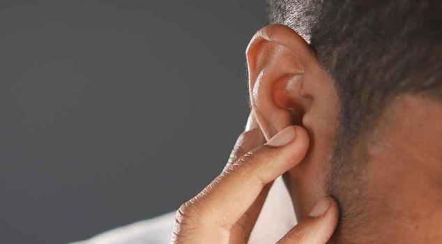 تم إخراجه حياً من أذنه، حتى الطبيب صُدم: كان متحركاً، أطلقناه في الطبيعة