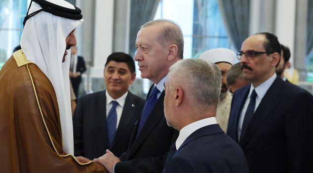 President Erdogan pays condolence visit to Qatar's Emir Al Thani