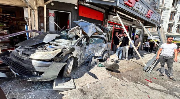 Terrible accident in Ankara! EGO bus crashed into a workplace, many injured
