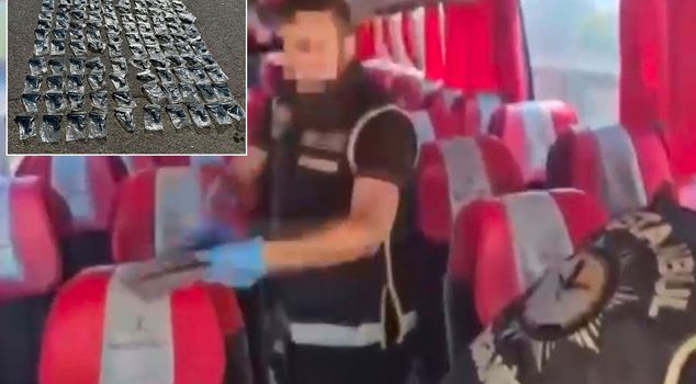 An arsenal was found in a bus stopped in Tuzla: 120 weapons were seized.