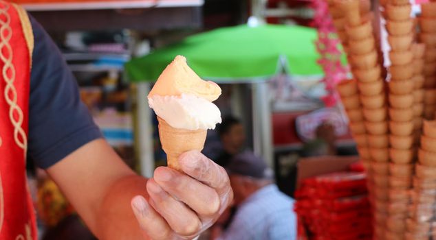 Never eat ice cream like this! It increases the risk of throat infection.