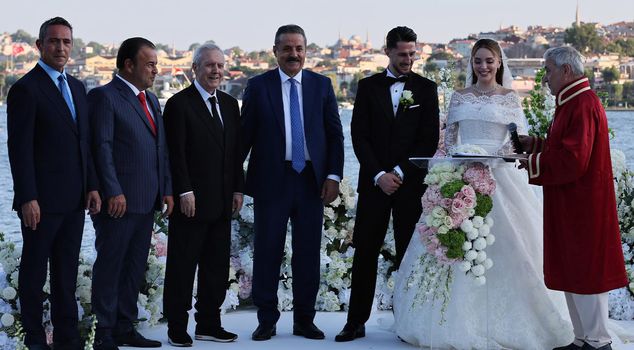 Fenerbahçe's star İsmail Yüksek got married, with two presidents serving as witnesses.