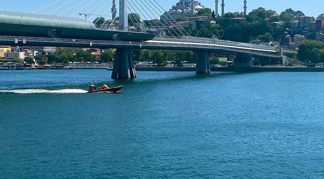 The tour boat hit the bridge pillar, and the crew lost their balance and fell into the water.