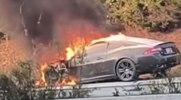 Миллионный автомобиль стал жертвой огня, водитель спас свою жизнь, выпрыгнув наружу