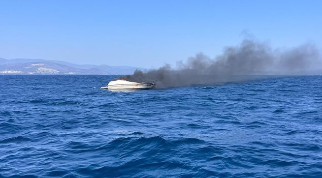 В Айдыне 2 человека, прыгнувших в море с горящей лодки, были спасены.