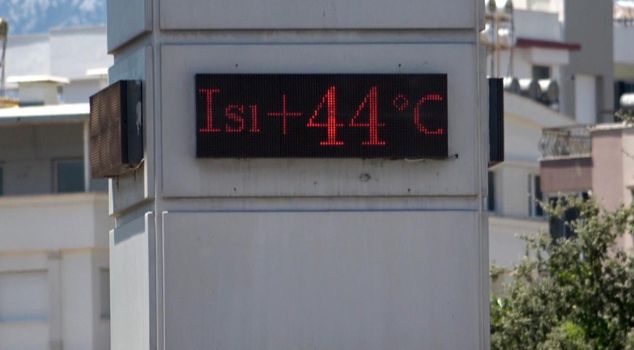 Hellish heat in the tourism paradise: Thermometers hit 44 degrees