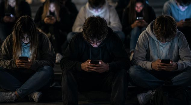 Social media banned for under 15s in France