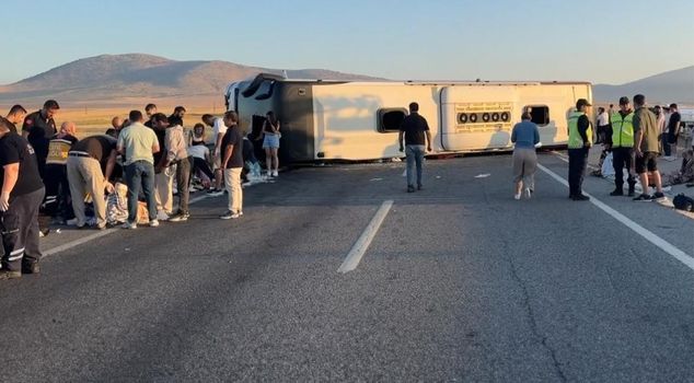 Passenger bus crashed into a barrier and overturned! 31 people were injured.