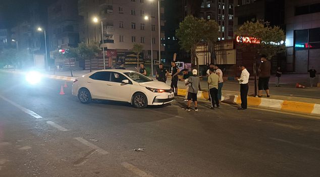 A tragic incident in traffic control! A car hit the vehicle under inspection, and the police officer was trapped underneath.
