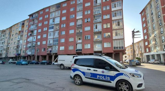 Тело без признаков жизни было найдено в кровати в то время, когда его супруга была в отпуске.