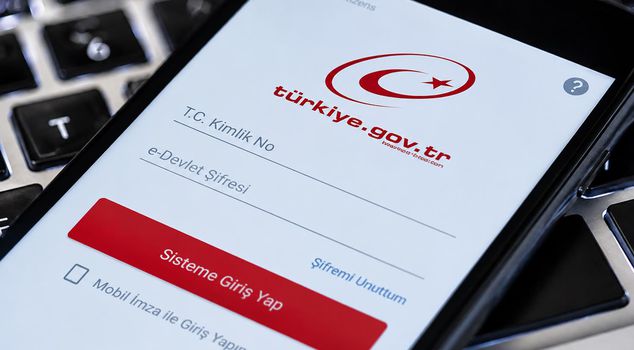 Tens of thousands of people who heard the news flocked to e-Government.