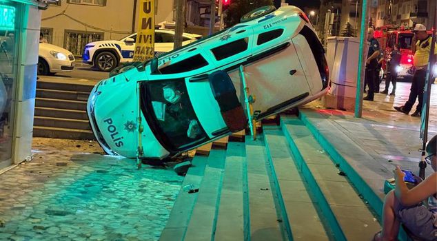 Police vehicle overturned after colliding with a car! 3 injured, 2 of them watchmen.