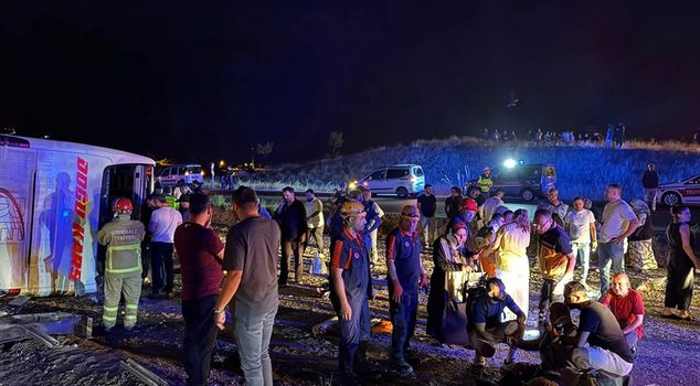 انقلبت حافلة ركاب بين المدن في منحدر، مما أسفر عن إصابة 10 أشخاص