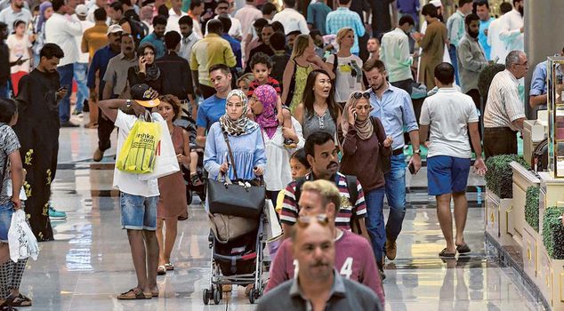 الأزمة فتحت أبواب الإنفاق في دبي! يدفعون 40 ألف ليرة لكل من يجلب سائحًا