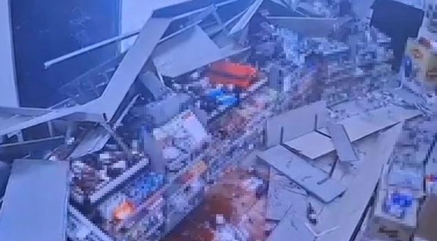 Out-of-control car plowed into a market, citizens narrowly escaped death