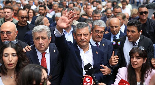 كان أول عمل لأوزغور أوزيل الذي أسس الحزب الجديد هو هذا