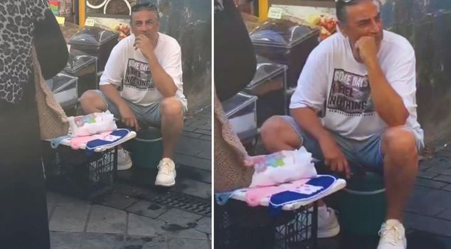 Famous singer Çelik sold bath sponges at the fish market.