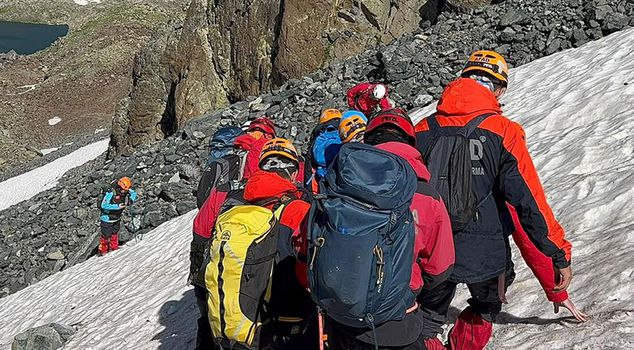 Rescue operation for injured climber at 3,711 meters on Verçenik Mountain