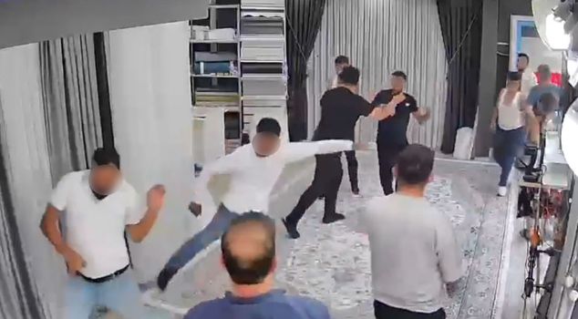 Когда мужчина, которого преследовали с палкой и ножом, ворвался в магазин штор, чтобы спасти свою жизнь, началась суматоха.