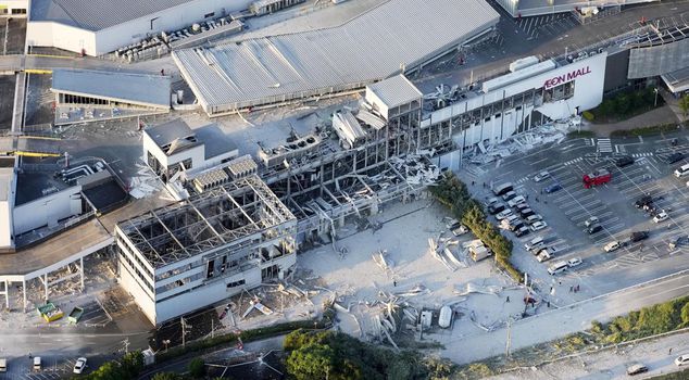 Explosion at shopping mall after 7.1 magnitude earthquake! Many people trapped
