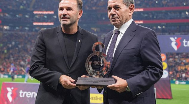 Galatasaray fans react strongly to Okan Buruk and Dursun Özbek.