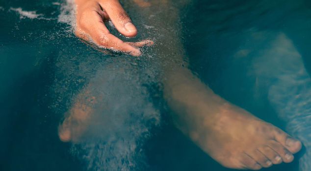 Trapped in a bathtub for 9 days! The detail that kept her clinging to life left everyone astonished.