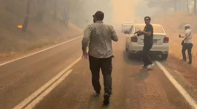 Пожар в Балыкесире достиг границы Бергамы, журналисты с трудом спаслись из пламени