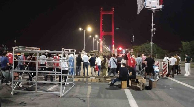The July 15 Martyrs' Bridge was closed to traffic for the filming of the documentary 'Centennial Night'.
