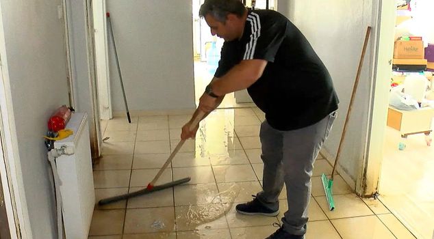 في بويوك تشكمجة تسرب الماء من الشقة إلى المنزل في الطابق السفلي: ننظفه منذ 3 أشهر بالممسحة